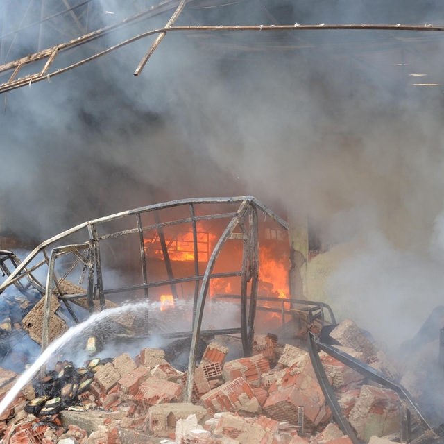 İncir işletmesinde çıkan yangın 4 saatte kontrol altına alındı