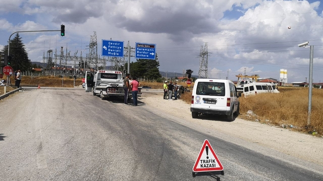 Burdur'da otomobille minibüsün çarpıştığı kazada 5 kişi yaralandı