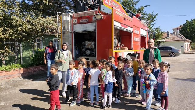 Aydıncık Anaokulu öğrencileri itfaiye müdürlüğünü ziyaret etti