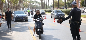 Mersin'de polisler motosiklet sürücülerine ceza yazmak yerine kask hediye e...