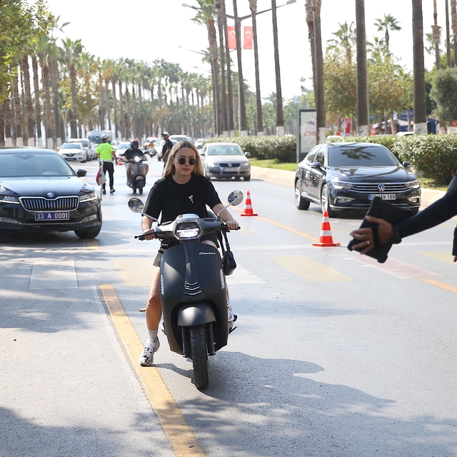 Mersin'de polisler motosiklet sürücülerine ceza yazmak yerine kask hediye e...