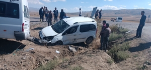 Van'da kamyonetle minibüsün çarpışması sonucu 12 kişi yaralandı