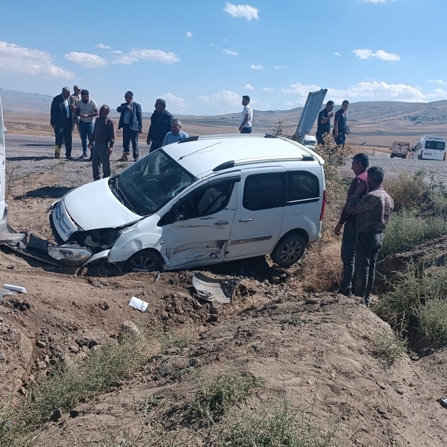 Van'da kamyonetle minibüsün çarpışması sonucu 12 kişi yaralandı