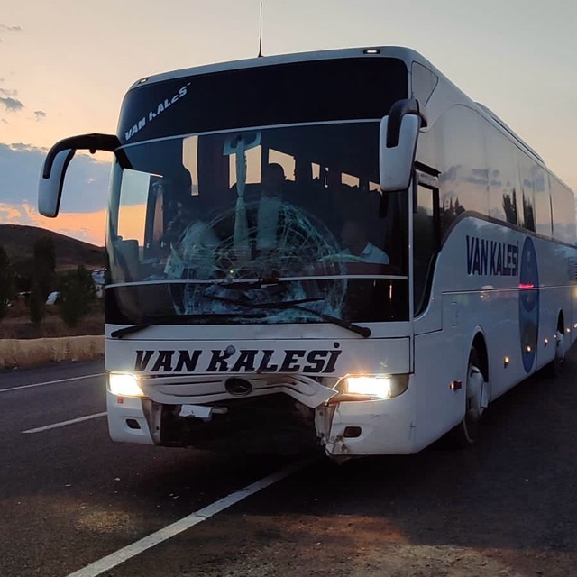 Yolcu otobüsü hafif ticari araca çarptı, 2 kişi ağır yaralandı