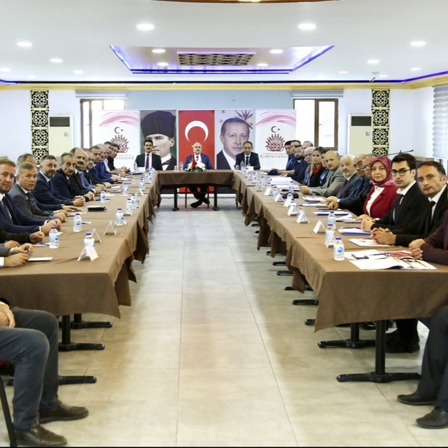 Çorum Valisi Dağlı, Laçin'de kurum müdürleriyle toplantı yaptı