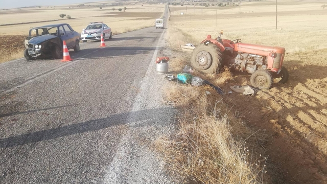 Kırıkkale'de otomobil ile traktörün çarpıştığı kazada 3 kişi yaralandı