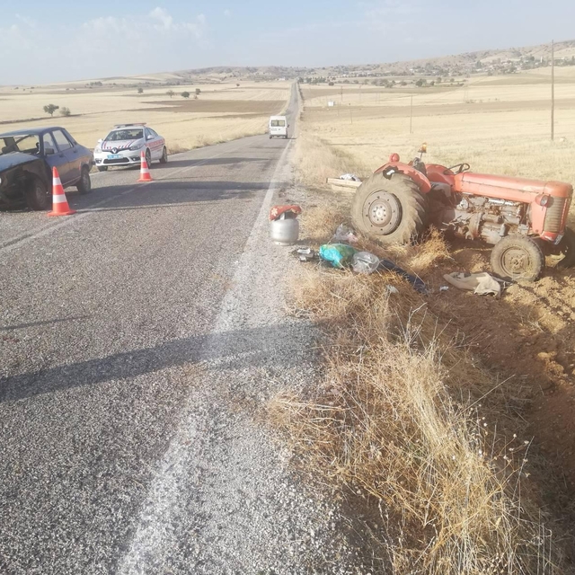 Kırıkkale'de otomobil ile traktörün çarpıştığı kazada 3 kişi yaralandı