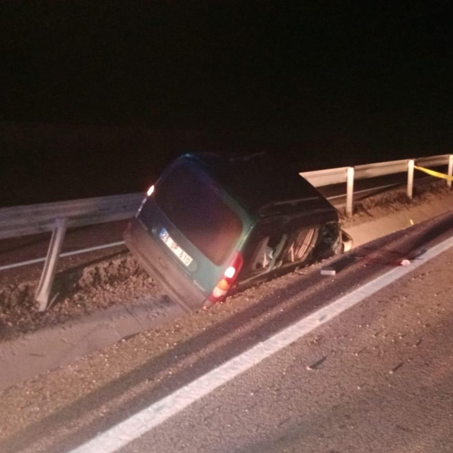 Afyonkarahisar'da refüje devrilen hafif ticari aracın sürücüsü öldü