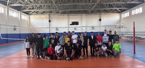Kaymakam Karataş, öğrencilerle voleybol oynadı