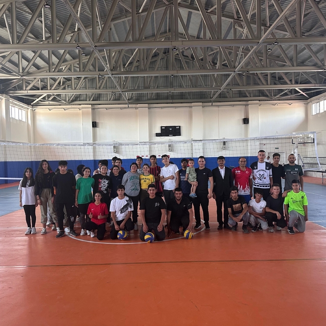 Kaymakam Karataş, öğrencilerle voleybol oynadı