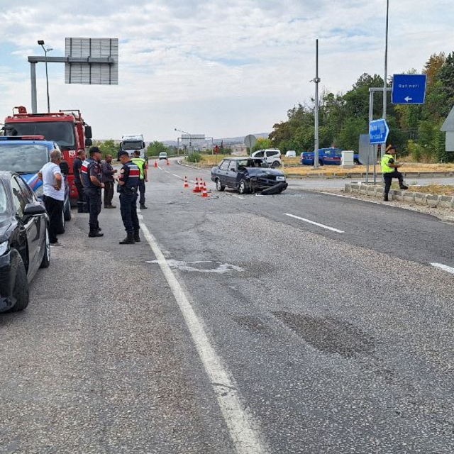 Kırıkkale'de iki otomobilin çarpıştığı kazada 3 kişi yaralandı