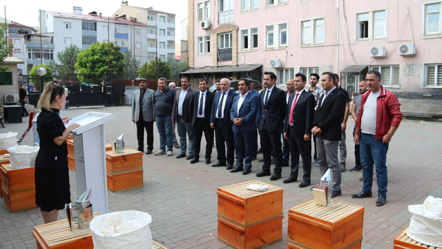 Güroymak'ta bal üreticilerine ekipman desteği verildi