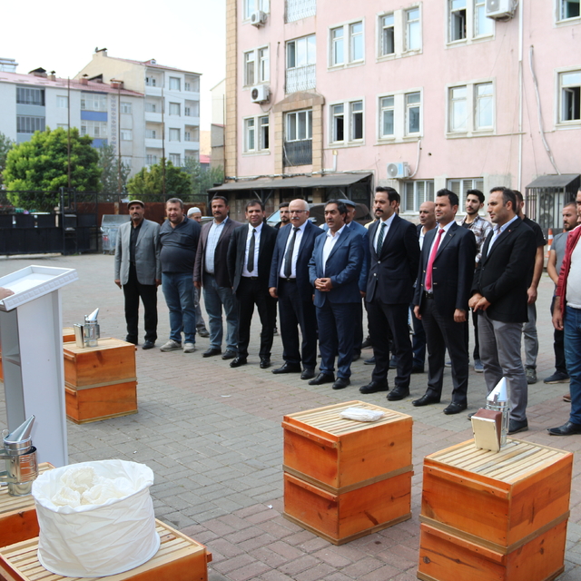 Güroymak'ta bal üreticilerine ekipman desteği verildi