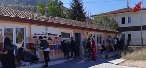 Öğrenciler Laçin Halk Kütüphanesi'nin duvarlarını resimlerle süsledi