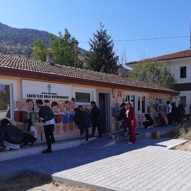 Öğrenciler Laçin Halk Kütüphanesi'nin duvarlarını resimlerle süsledi