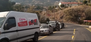 Türkgözü-Posof-Damal kara yolunda uzun ve geniş araçlar trafiği aksattı
