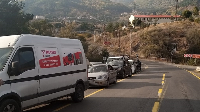 Türkgözü-Posof-Damal kara yolunda uzun ve geniş araçlar trafiği aksattı