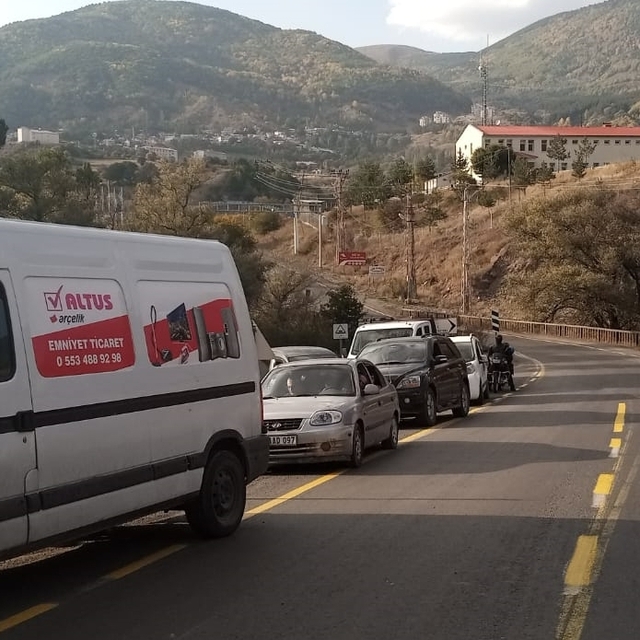 Türkgözü-Posof-Damal kara yolunda uzun ve geniş araçlar trafiği aksattı