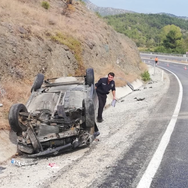 Kastamonu'da devrilen otomobildeki 3 kişi yaralandı