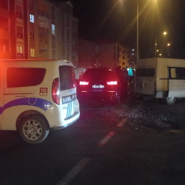 Erzurum'da ticari araç ile minibüsün çarpıştığı kazada 4 kişi yaralandı