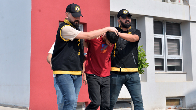 Babasını ve kendisini dövdüğünü iddia ettiği husumetlisini av tüfeğiyle öldürdü