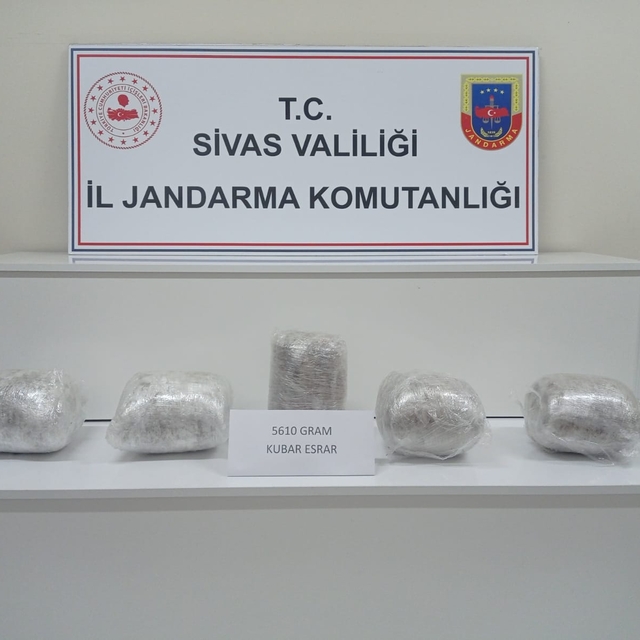Sivas'ta toplam 25 kilo 610 gram esrar ele geçirildi, 2 şüpheli gözaltına a...