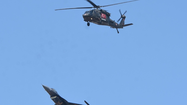 TEKNOFEST'te F-16 savaş uçağı ve helikopterle kol uçuşu gösterisi