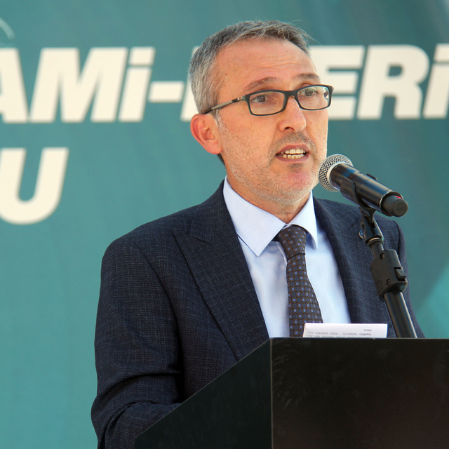 Hafik'te hayırsever kardeşlerin yaptırdığı cami ibadete açıldı