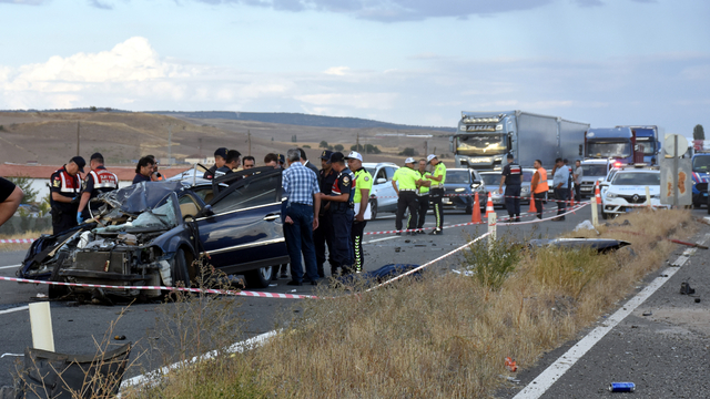 Kırıkkale'de vinç ile otomobilin çarpıştığı kazada 2 kişi öldü, 1 kişi yaralandı