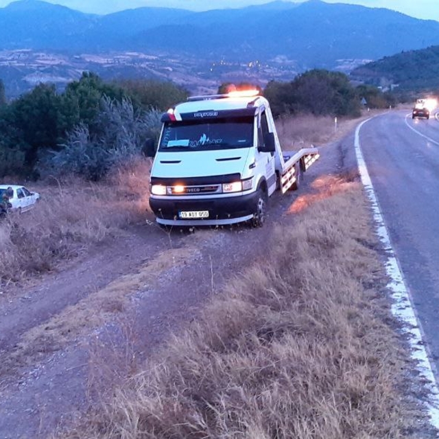 Çorum'da tarlaya düşen otomobildeki 3 kişi yaralandı