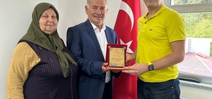 Yağlıdere Devlet Hastanesi Başhekimi Yuva'dan hayırsevere teşekkür plaketi