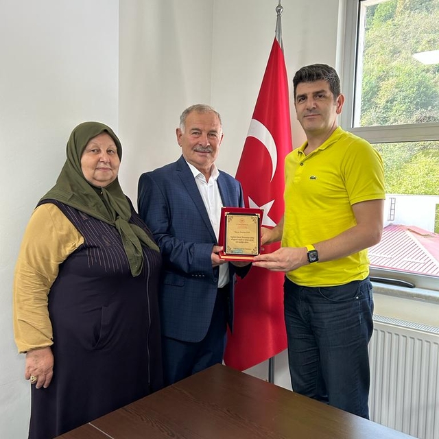 Yağlıdere Devlet Hastanesi Başhekimi Yuva'dan hayırsevere teşekkür plaketi