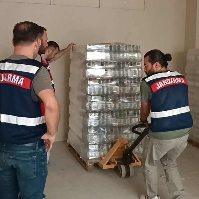 Denizli'deki fabrikadan teslim aldığı gazozları satmaya çalışan nakliyeci t...
