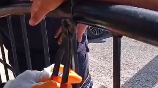 12 yaşındaki çocuğun bileğine, park korkuluğundaki tel saplandı