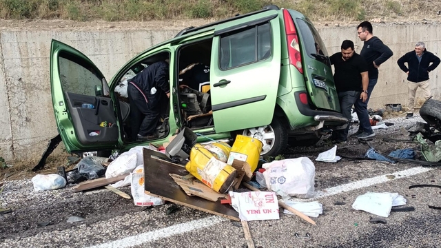 Çankırı'da otomobil ile hafif ticari aracın çarpıştığı kazada 3 kişi yaralandı