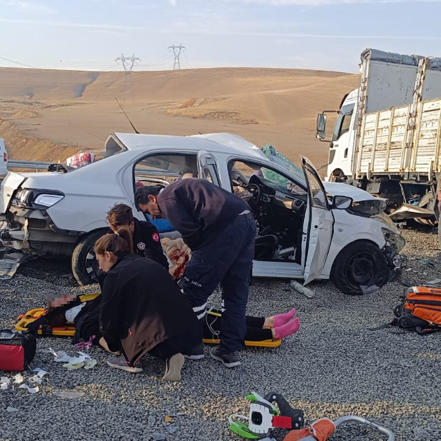 Ağrı'da otomobil ile tırın çapıştığı kazada 2 kişi öldü, 2 kişi yaralandı