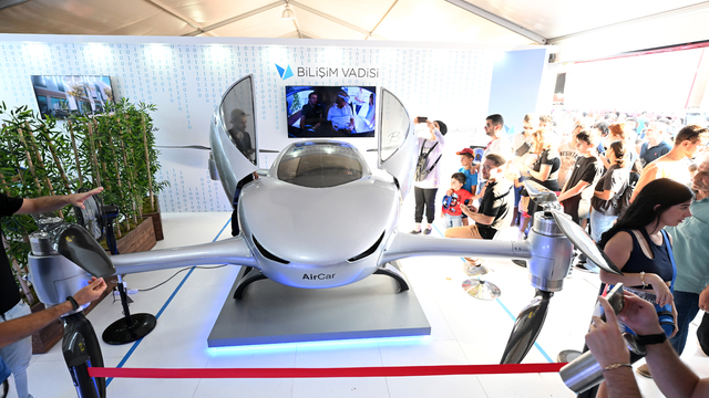 Türkiye'nin yerli uçan arabası AirCar, TEKNOFEST İzmir'de sergileniyor