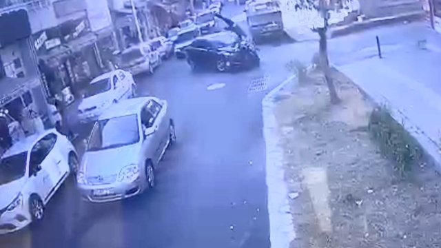 Otomobile çarpan motosikletin sürücüsü yaralandı; kaza anı kamerada