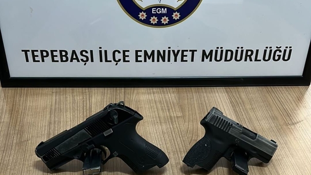Eskişehir'de 2 ruhsatsız tabanca ele geçirildi