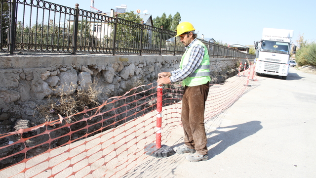 Van'da AK Parti İl Başkanı Güray'dan doğalgaz çalışmalarının sürdüğü mahalleye ziyaret