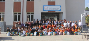 Zara'da öğrencilere kırtasiye seti hediye edildi