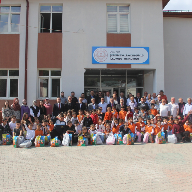 Zara'da öğrencilere kırtasiye seti hediye edildi