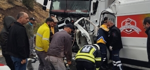 Erzincan'da tır ile kamyonetin çarpıştığı kazada 1 kişi öldü, 2 kişi ağır y...