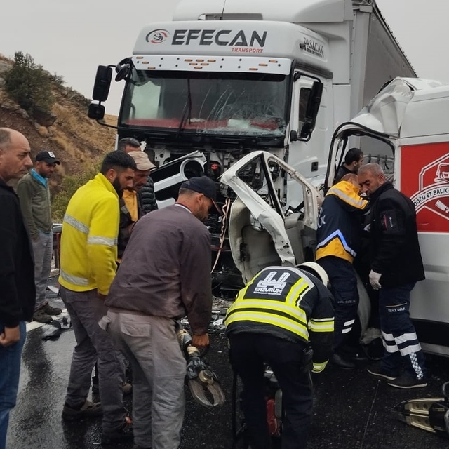 Erzincan'da tır ile kamyonetin çarpıştığı kazada 1 kişi öldü, 2 kişi ağır y...