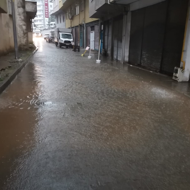 Trabzon'da şiddetli yağış etkili oldu