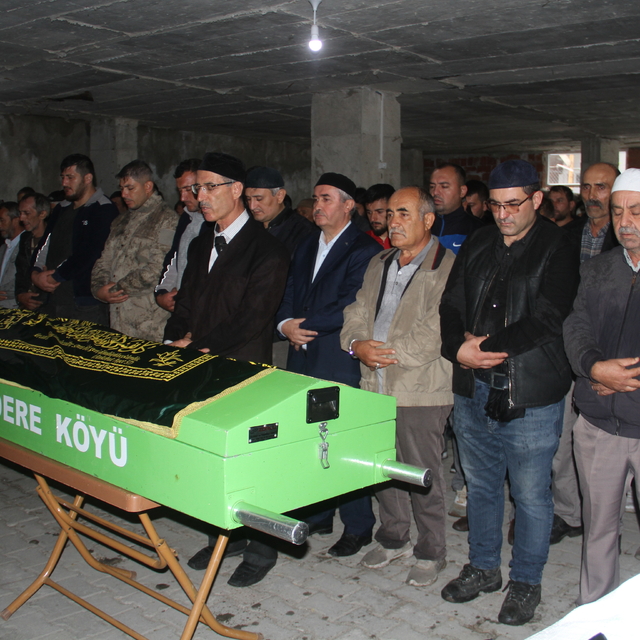 Amasya'daki otobüs kazasında hayatını kaybeden 2 öğrencinin cenazesi Çorum'...