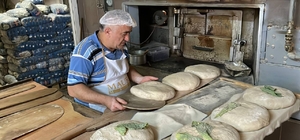 Zonguldak'ta fırıncı Mustafa Usta, Karadeniz'in lezzeti mancarlı ekmeği sof...