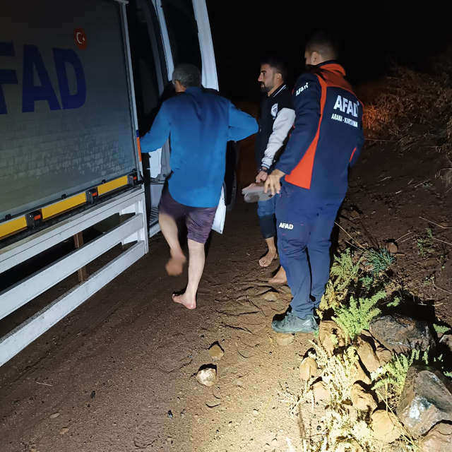 Bitlis'te misafirliğe gittikleri mezrada mahsur kalanları AFAD ekibi kurtar...