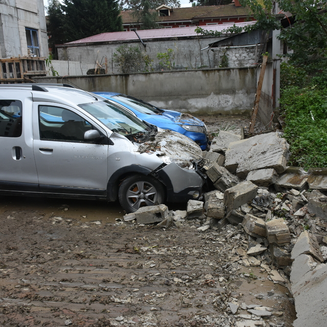 Trabzon'da şiddetli yağış sonrası temizlik çalışmaları sürüyor