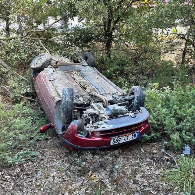 Uşak'ta şarampole devrilen otomobilin sürücüsü yaralandı